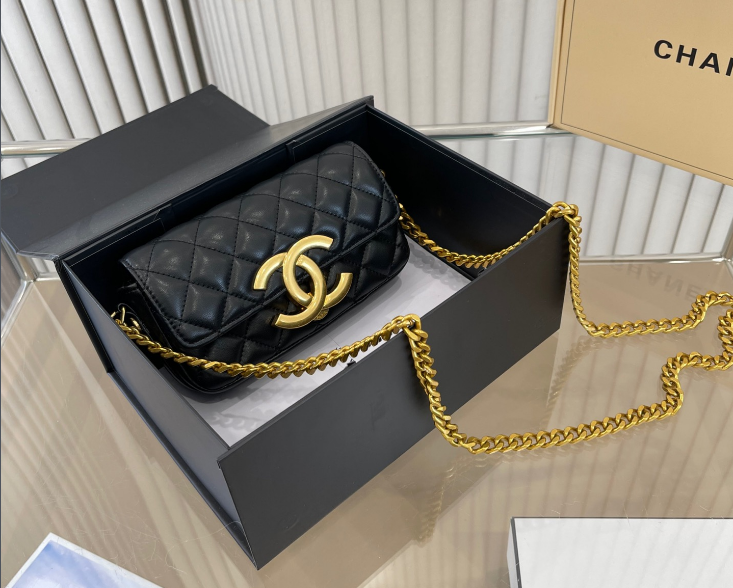 ビッグなCCが可愛い☆CHANEL フォンケース ラムスキン ブラック